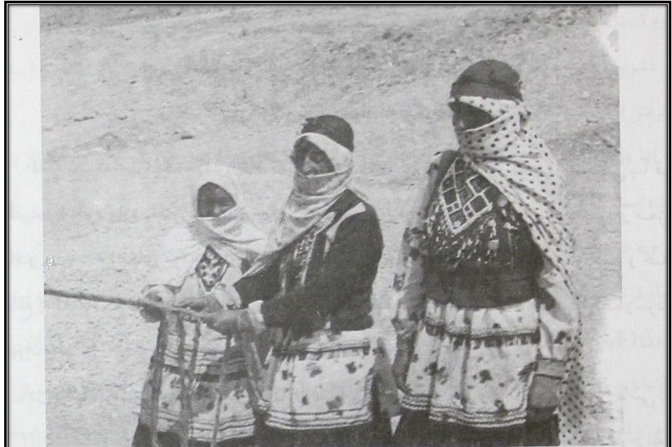 زنان کرمانج چادرنشین آمارلو در حال ریسمان‌بافی