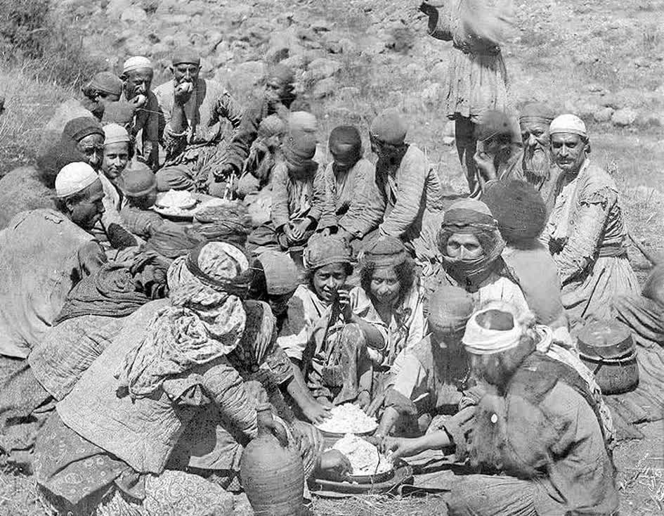 ایرانیان-قاجاری-در حال خوردن غذایی از برنج