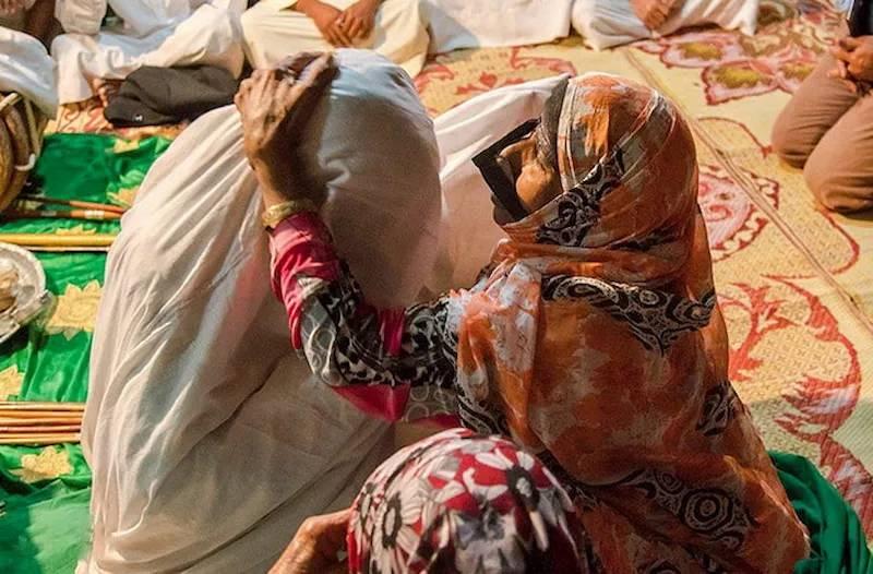 تصویری از یک مامازا در کنار بیمار