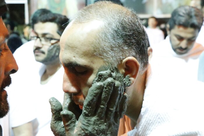 مالیدن گل بر سر و صورت در آیین حوله‌بندان شهر مراغه