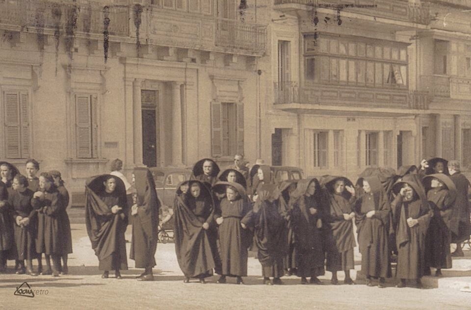 جمعی از زنان مسیحی شهر مالت، ایتالیا، با چادر معروف به «فالدتا»