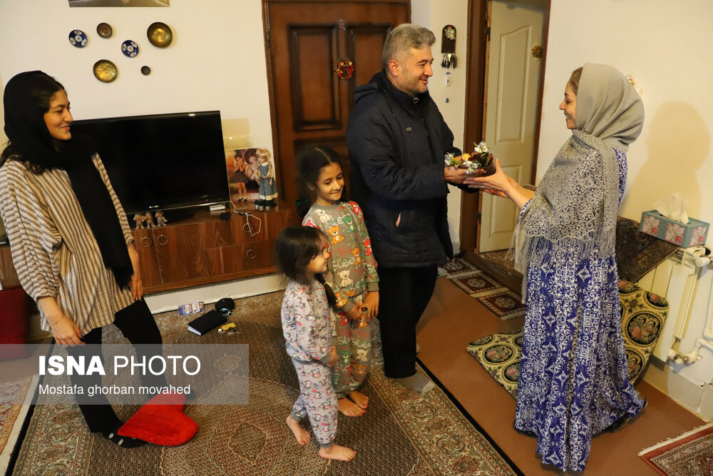 تقدیر پدر خانواده بعد از گرفتن دسته گل تبریک تولد از سوی فرزندان دسته گل را به همسرش (لیلی بقایی) به پاس زحمات اش تقدیم می کند