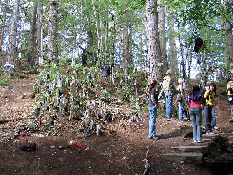 دخیل بستن به درخت در کلوتی چاه- Munlochy اسکاتلند