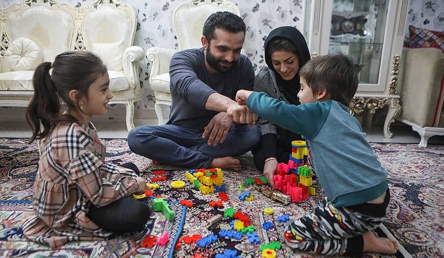 بازی پدر و مادر ایرانی با فرزندان خود