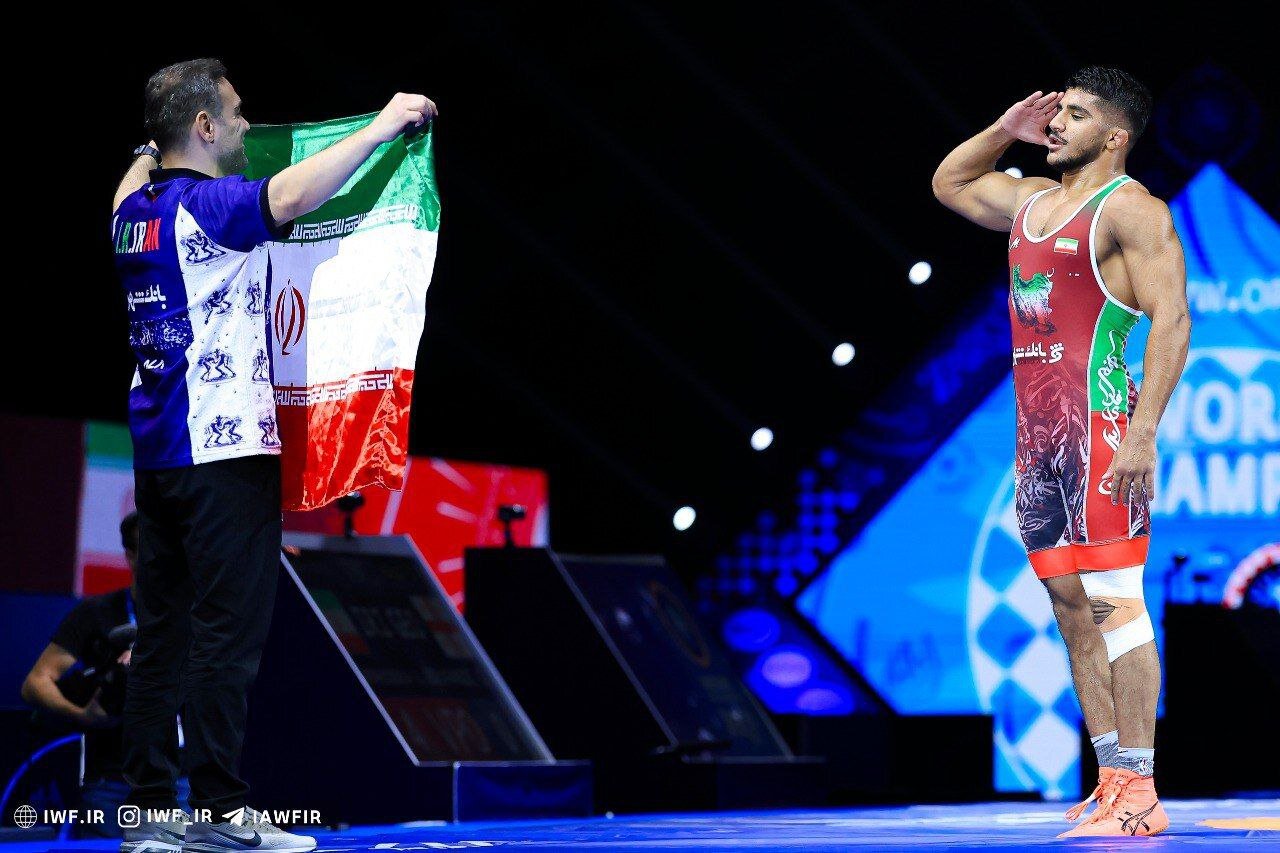 سلام نظامی غلامرضا فرخی به پرچم ایران در مسابقات جهانی کشتی ۲۰۲۵