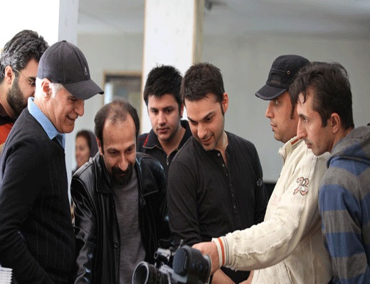 اصغر فرهادی در پشت صحنه فیلم سینمایی برف روی کاج‌ها