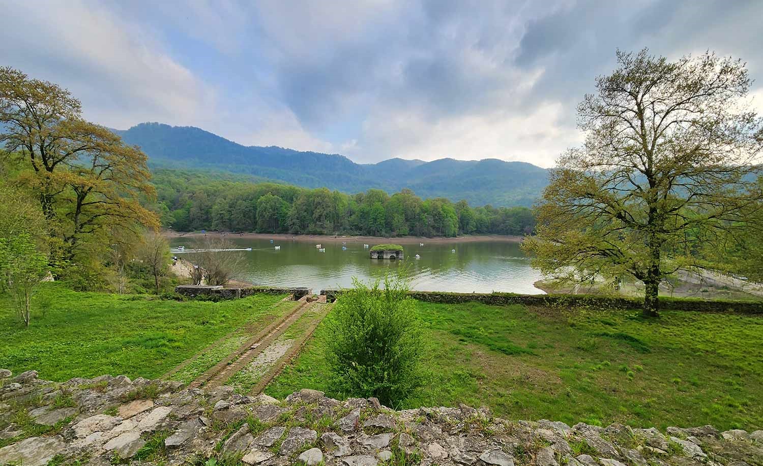 دریاچه باغ تاریخی عباس‌آباد