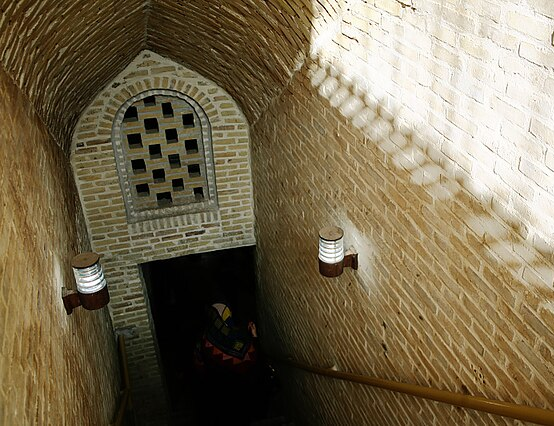 ورودی قنات دو طبقه مون در شهر اردستان