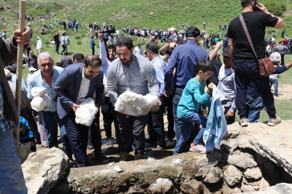 ذخیره آخرین برف‌های دماوند در چاه برای تأمین آب تابستانی منطقه