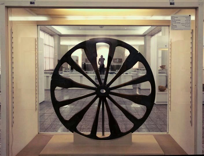 یک چرخ پره‌دار از چغازنبیل در موزهٔ ملی ایران