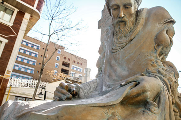 مجسمه کمال‌الدین بهزاد واقع در خیابان براداران مظفر تهران