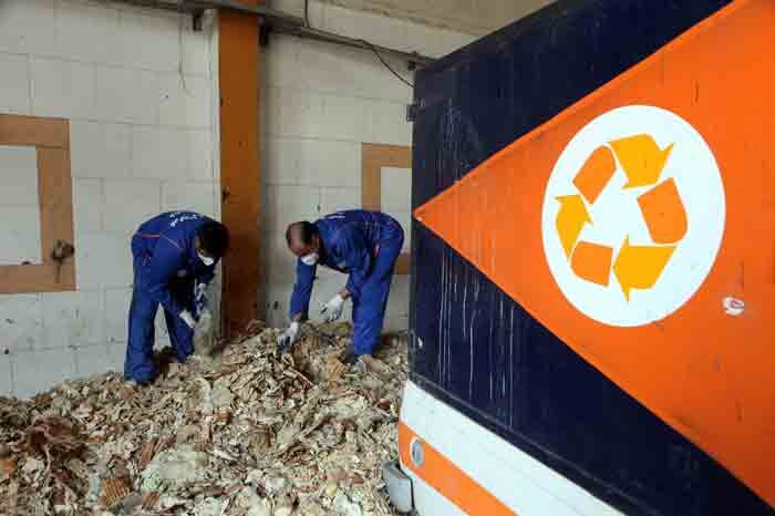 یکی از مراکز جمعآوری نان خشک در تهران