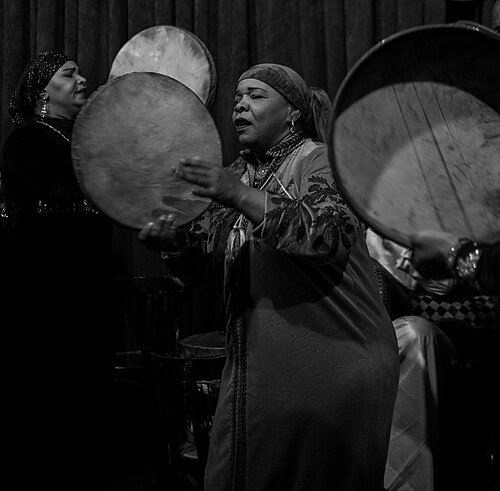 زنان در حال نواختن موسیقی برای مراسم زار در مصر