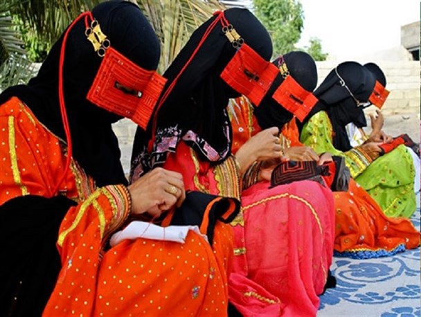 بانوان بندری در حال سوزن‌دوزی برقع