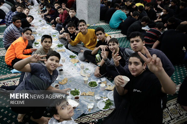 حضور دانش آموزان در مراسم معنوی اعتکاف