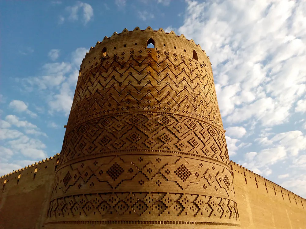 برج ارگ کریمخان با تزئینات آجری به شکل ترنج