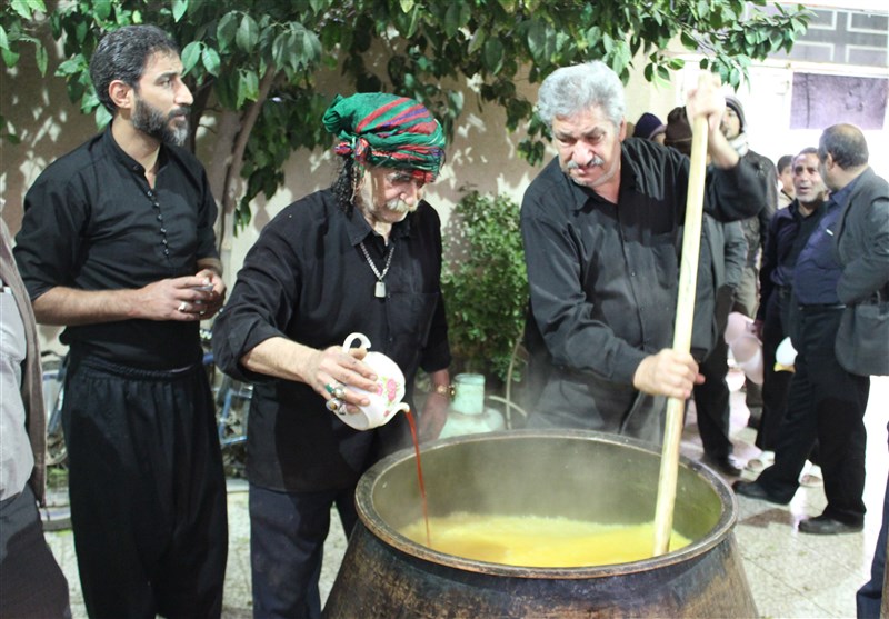 آیین سنتی پخت شُله زرد توسط مردم کاشان در دهه آخر صفر