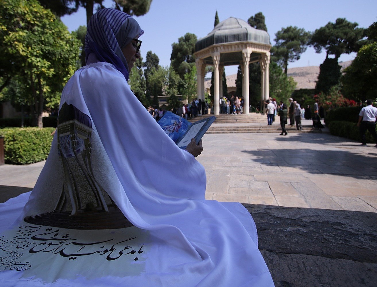 گرفتن فال حافظ در حافظیه شیراز