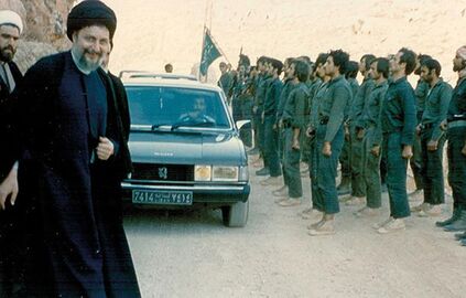 امام موسی صدر در حال بازدید از نیروهای جنبش امل