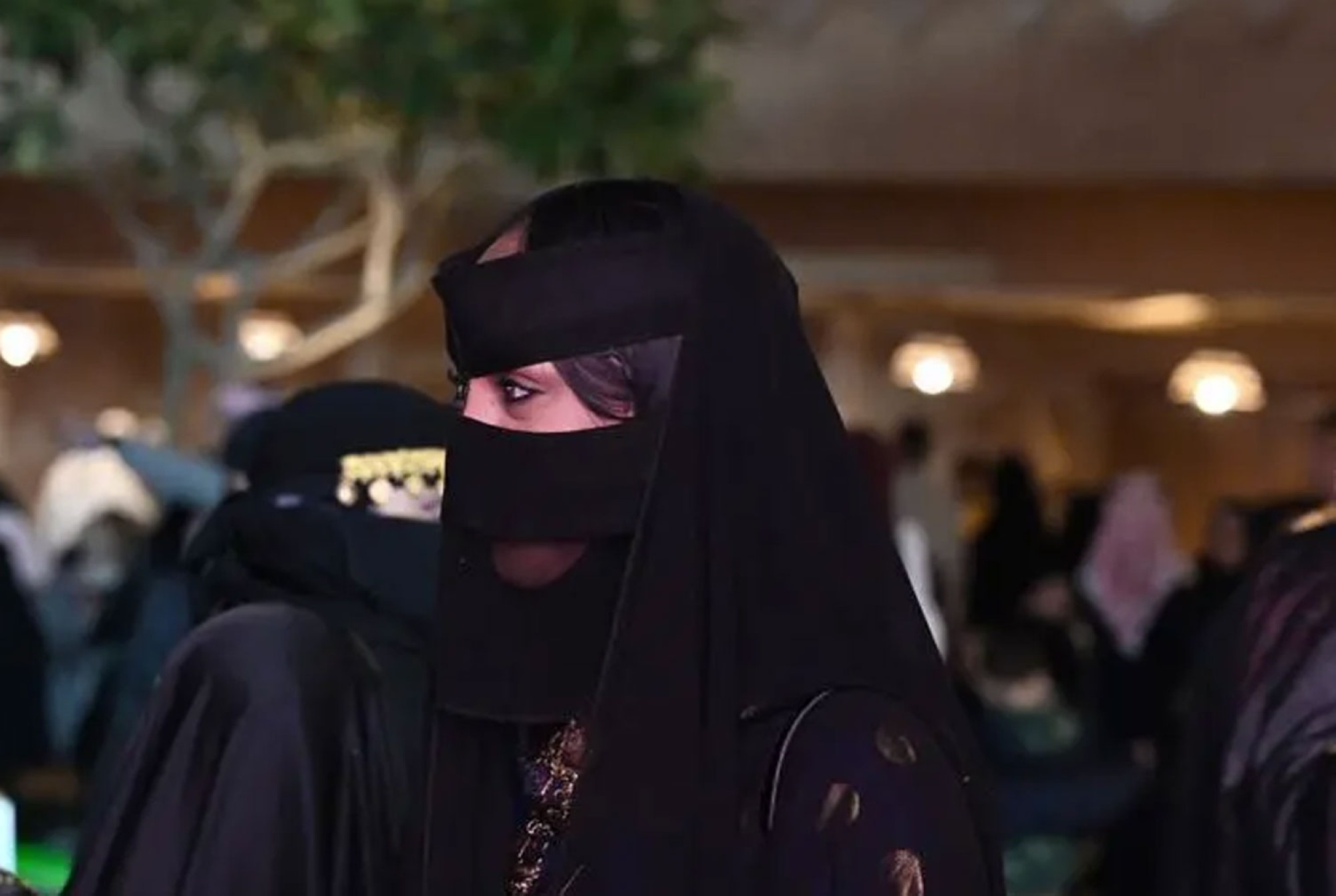 زن عربستانی با برقع