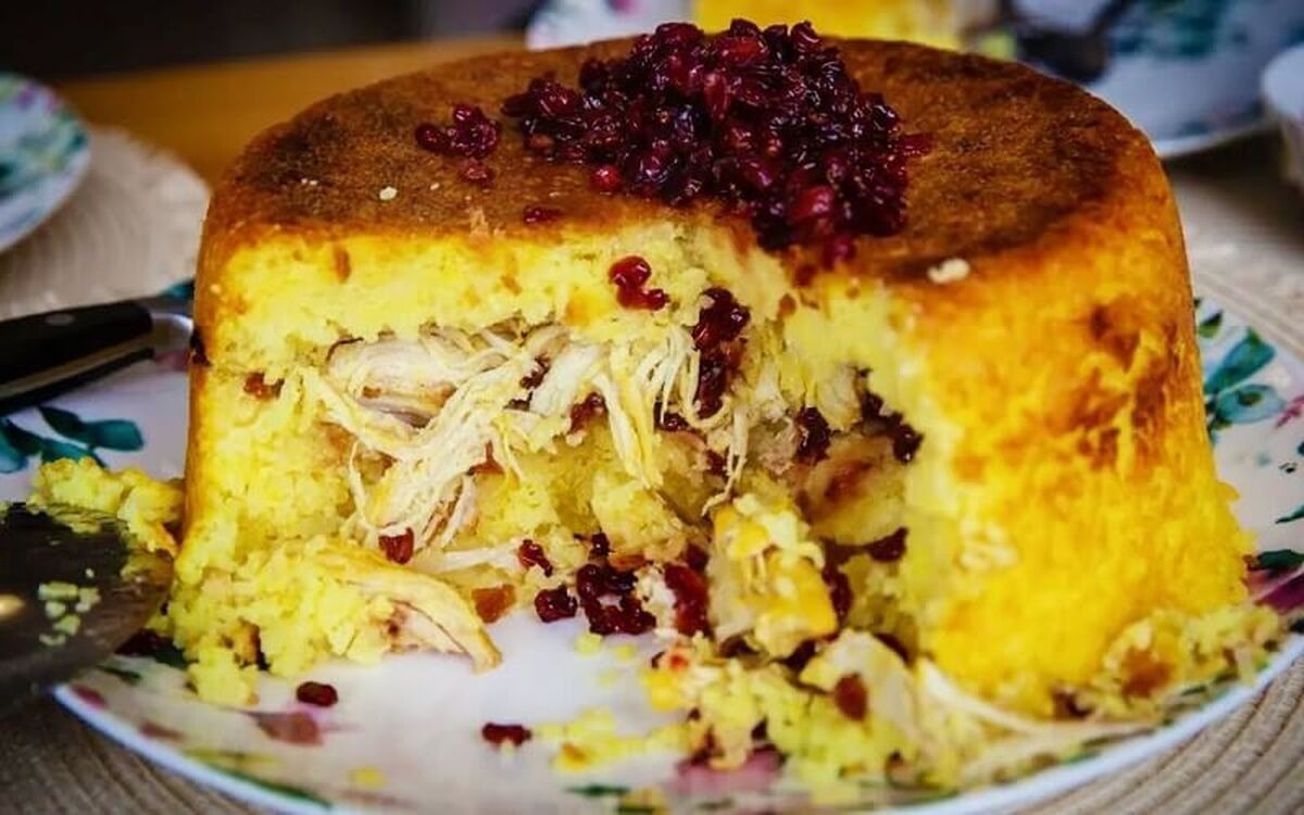 ته‌چین مرغ زعفرانی در قابلمه