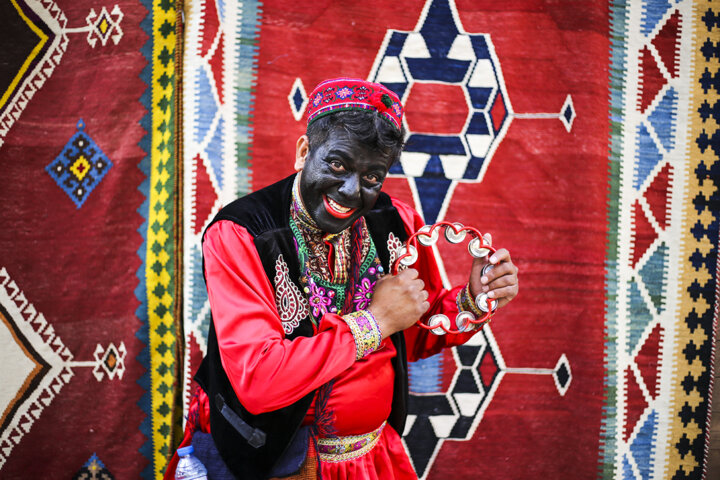 شکل اصلی حاجی فیروز، با صورت سیاه و لباس قرمز