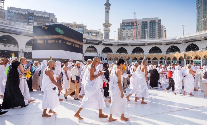 حاجیان مسلمان در کنار خانه خدا