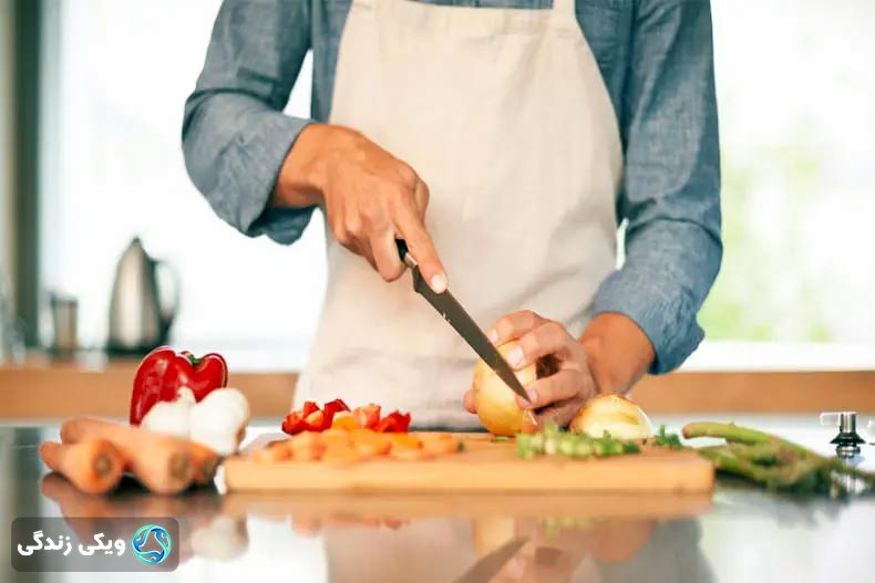 آشپزی یک مرد در خانه