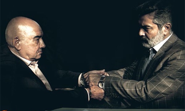 حمیدرضا پگاه در نقش آقازاده و احسان امانی در نقش شهروند دارای تابعیت ایرانی - انگلیسی