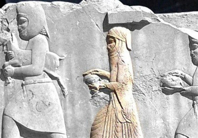 زنی با پوشش عفیفانه ساده و بلند بر تختهسنگهای دوره هخامنشی.