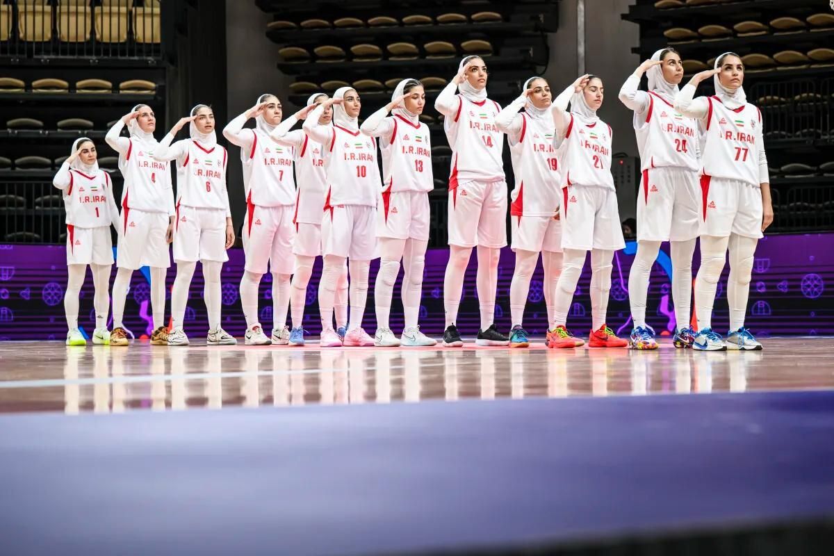 سلام نظامی دختران بسکتبالیست ایرانی به پرچم ایران در رقابت‌های کاپ آسیا