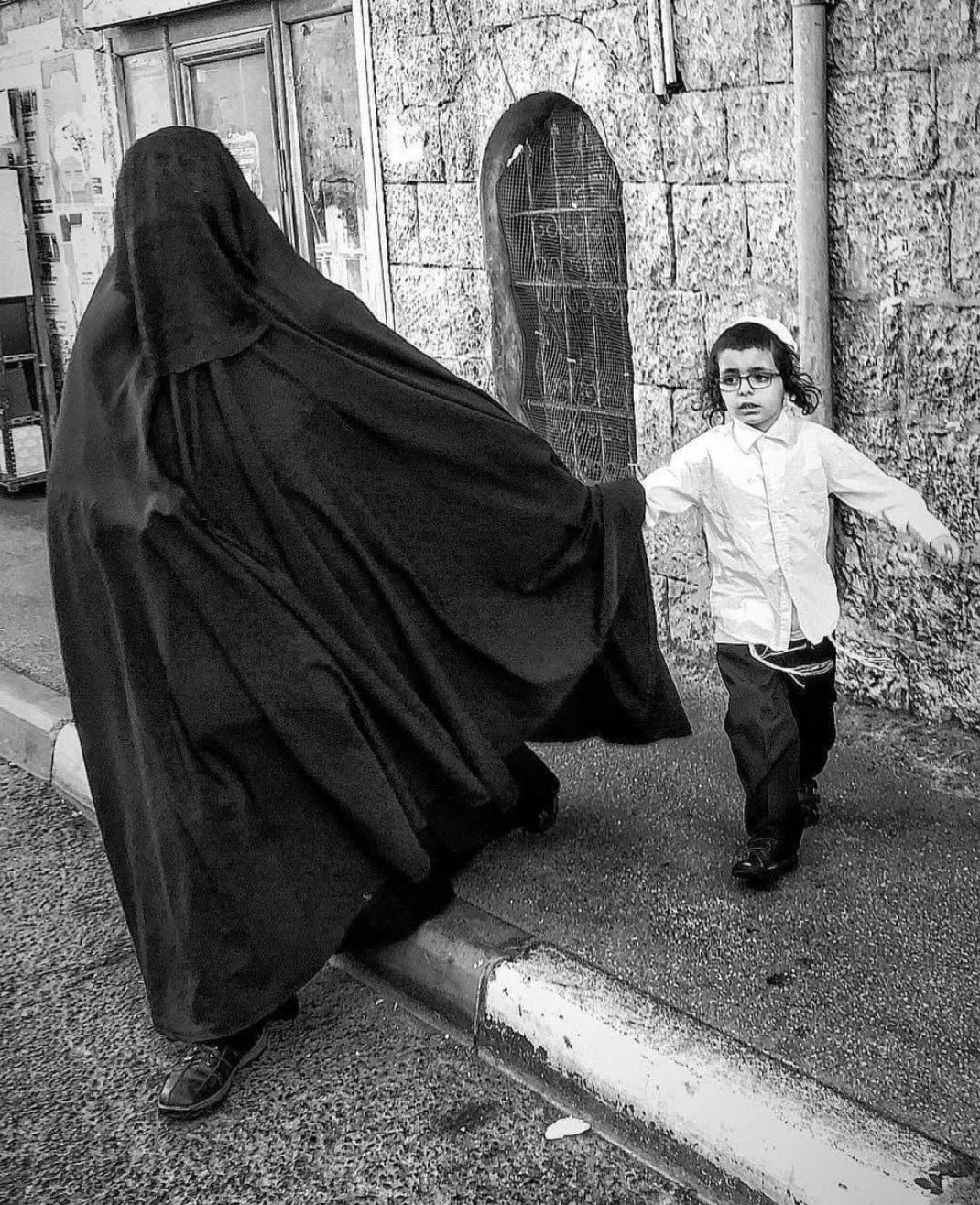 تصویری از یک زن یهودی با فرزندش در سرزمین‌های اشغالی