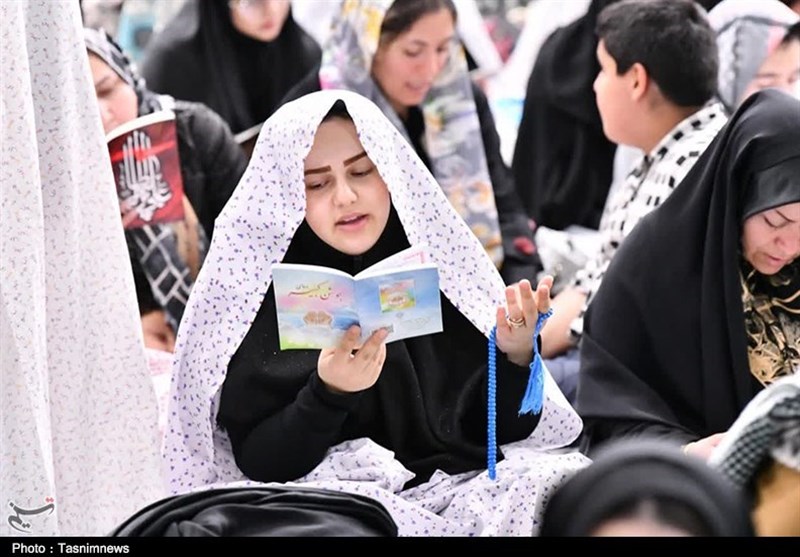 بانوی ارومیه‌ای در حال قرائت دعای جوشن کبیر