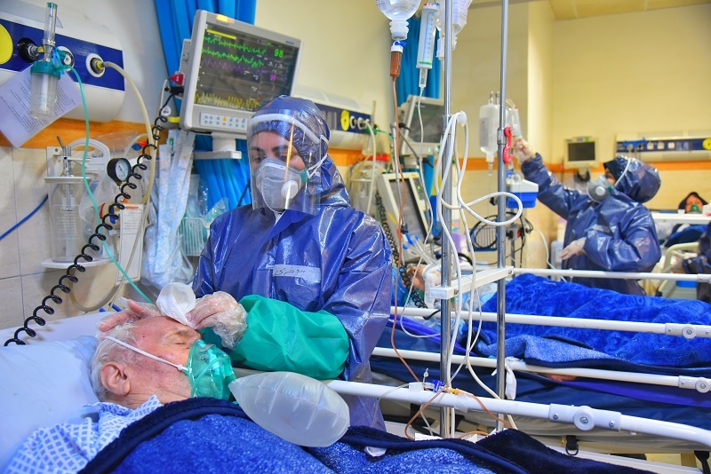 رسیدگی به وضعیت بیماران توسط پرستاران در بیمارستان بقیه‌الله تهران