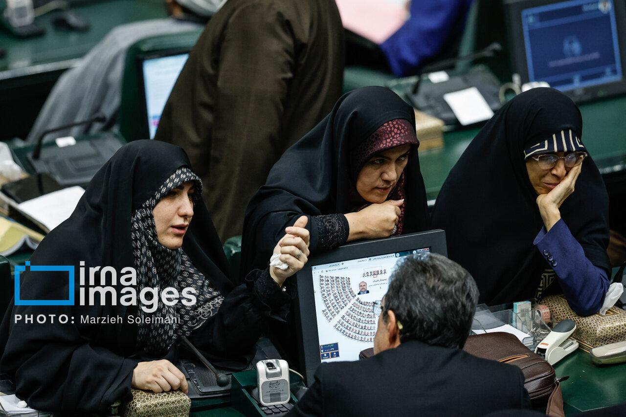 گفت‌وگوی نمایندگان در صحن علنی مجلس