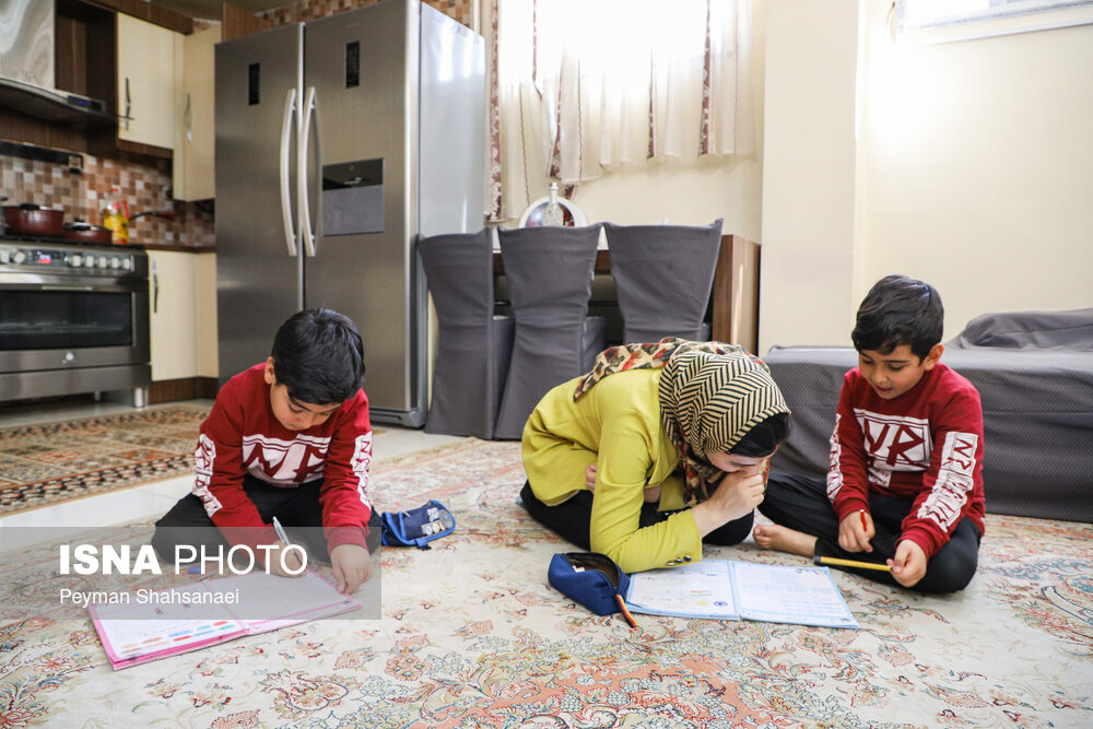 مادر به امیر علی و امیر مهدی در نوشتن تکالیف کمک می‌کند؛ خانواده قنبریان