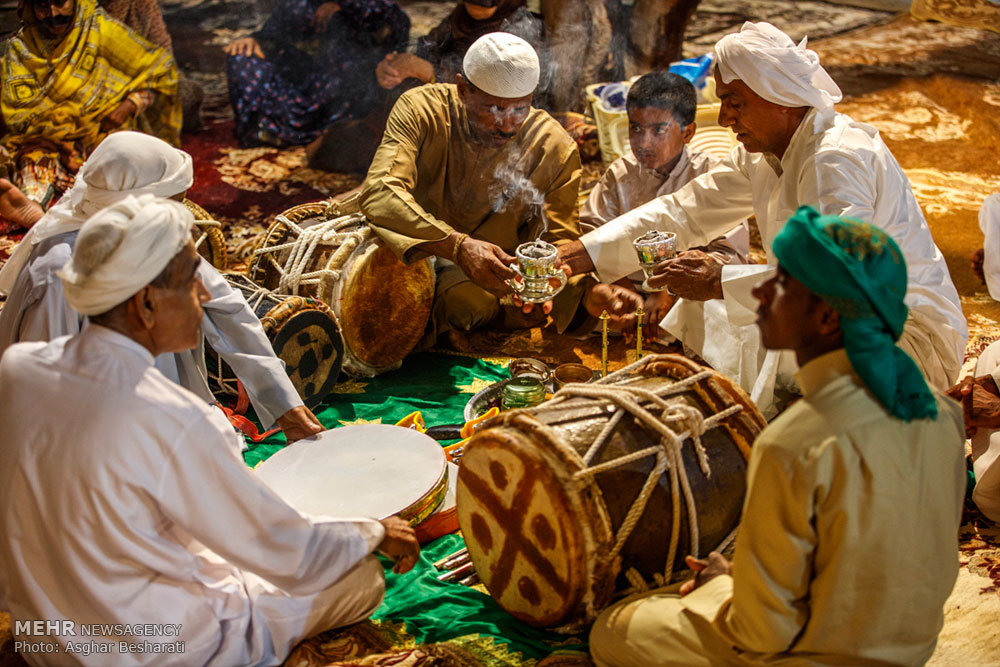 تحویل استکان و فنجان به خادم مجلس آیین زار