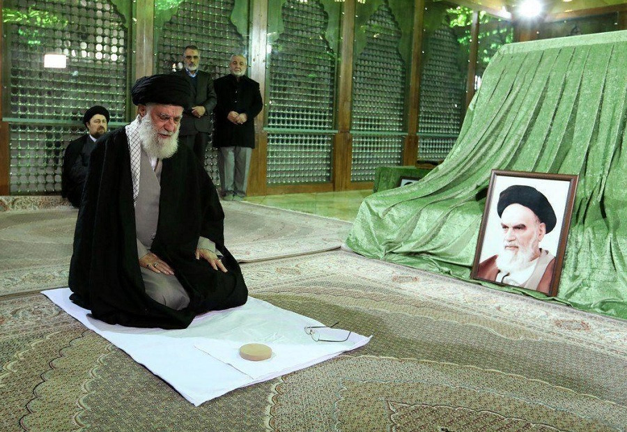 نماز آیت‌الله خامنه‌ای، رهبر جمهوری اسلامی، در کنار مرقد امام خمینی