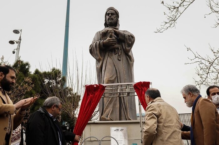 نصب مجسمه نظامی در گوشه میدان ونک