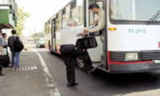 کمک به یک سالمند جهت سوارشدن به اتوبوس