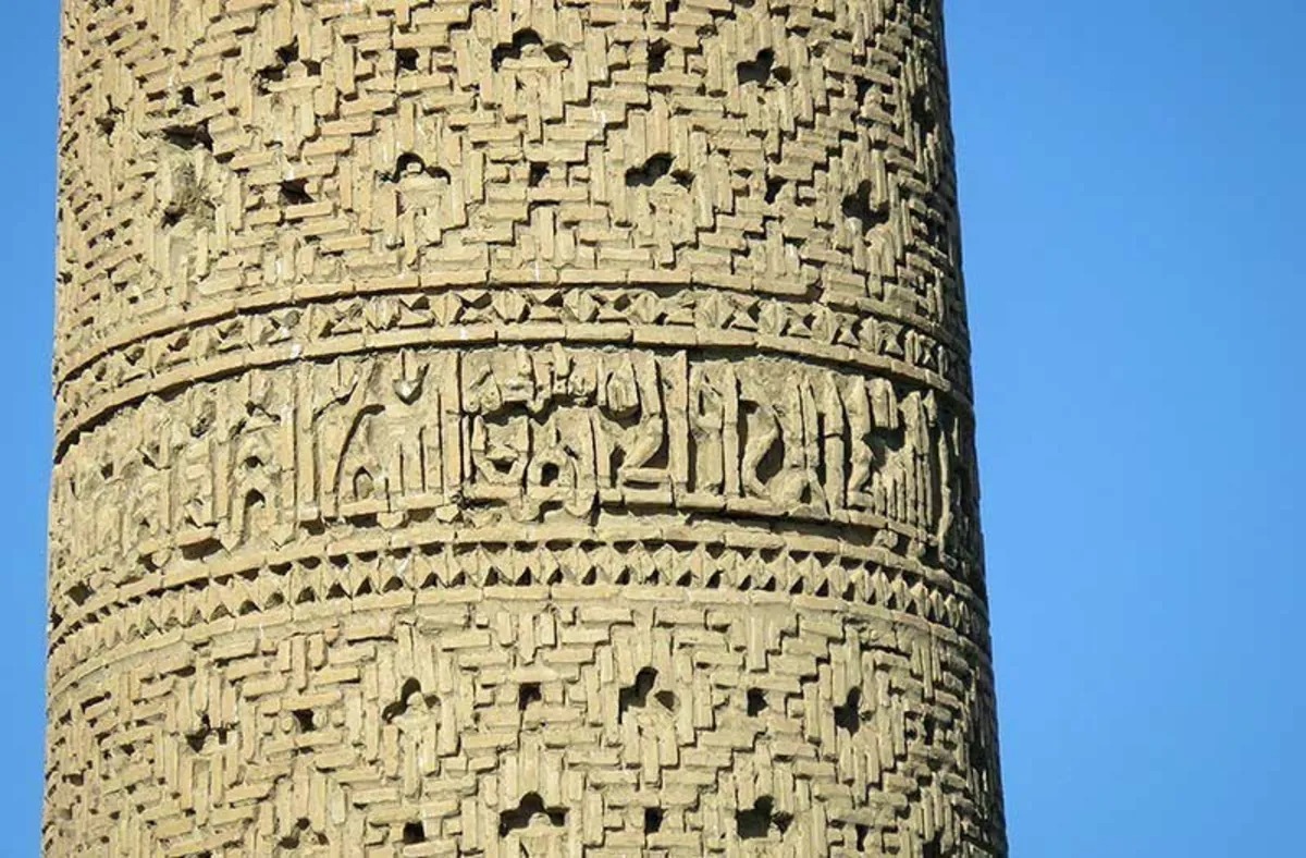 کتیبه برجای مانده از دوره آل‌زیار بر روی مناره مسجد تاریخانه شهر دامغان