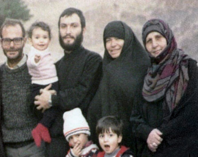 خرداد ماه ۱۳۶۶ ش کرج؛ از سمت راست: «فاطمه جِزّینی» (مادر همسر «عمادمغنیة»)، «ام عماد» (مادر عماد مغنیه)، «عماد فایز مغنیه» به همراه پسرش «مصطفی»، «حاج فایز» (پدر «عمادمغنیه») و «زینب» و «فاطمه»