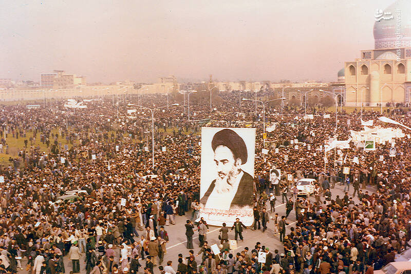 راهپیمایی مردم مشهد اطراف حرم امام رضا بهمن ۱۳۵۷