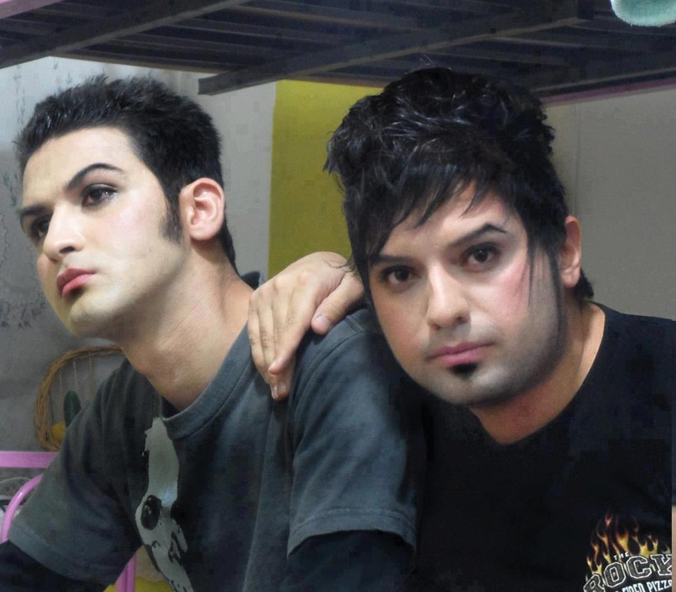 تصویری از دو پسر ایرانی با آرایش زنانه