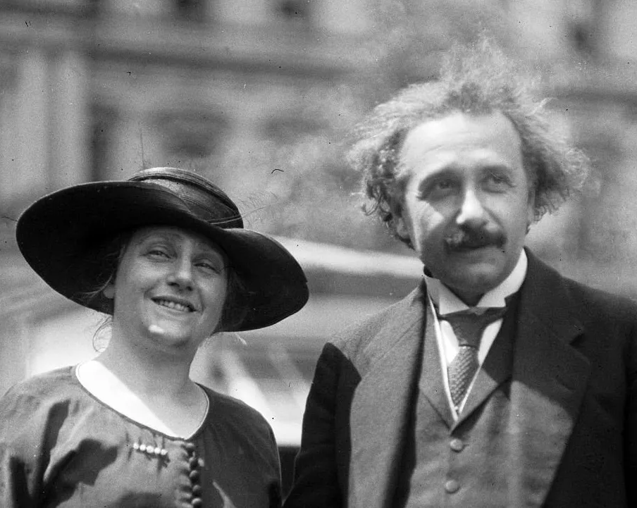 انیشتین و همسرش که دخترخاله و پسرخاله هستند