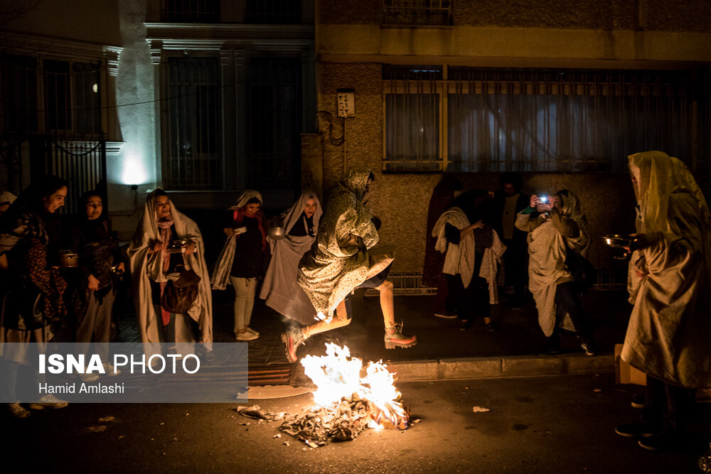 قاشق زنی و پریدن از روی آتش در شب چهارشنبه سوری