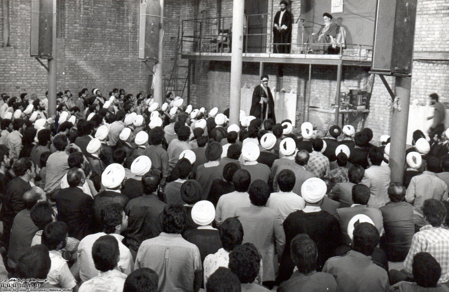 حسینیه جماران با حضور امام خمینی و جمعی از مردم