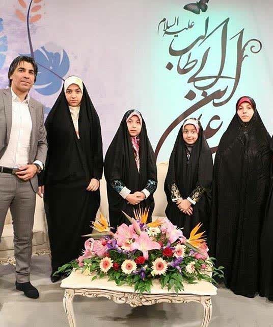 وحید شمسایی به همراه همسر و دخترانش