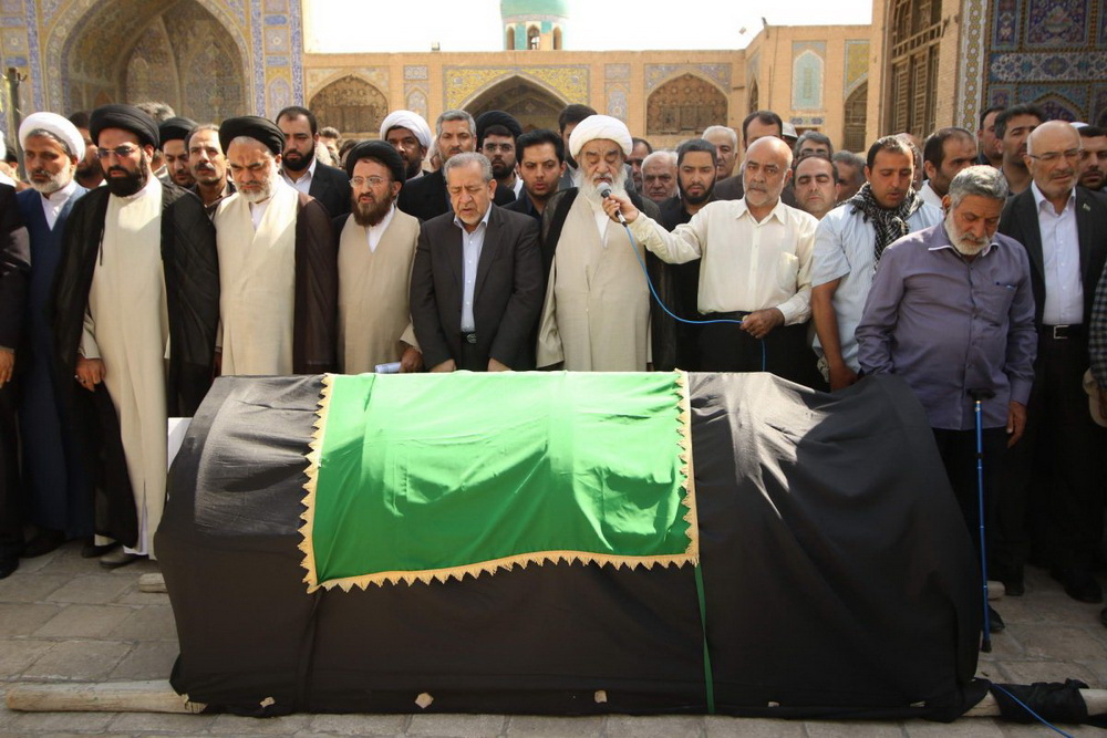 اقامه نماز بر پیکر بانو زینت‌السادات همایونی توسط آیت‌الله مظاهری