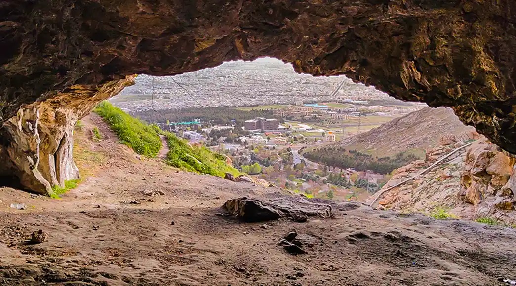 نمایی از غار بزرگ دواشکفت رو به شهر کرمانشاه